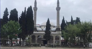 Büyük Camii'nin önü genişletilmeli !